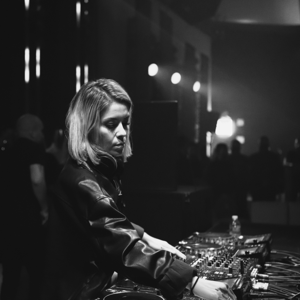 Photo d'une DJ électro