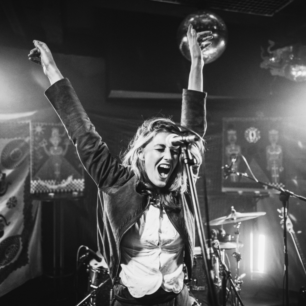 Photo d'une chanteuse folk